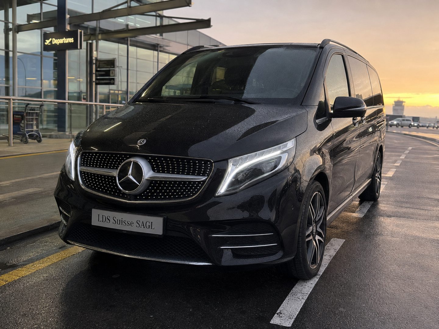 Mercedes Classe V davanti all'aeroporto, al tramonto