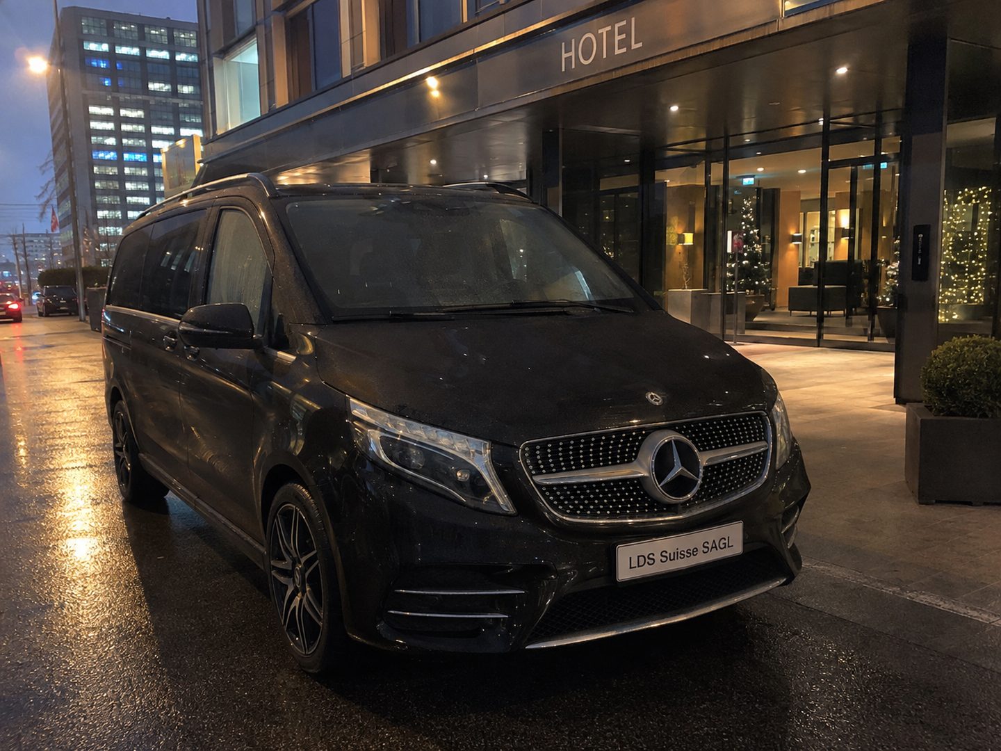Mercedes Classe V all'ingresso di un albergo