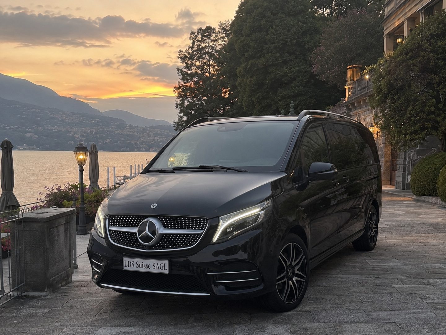 Mercedes Classe V su una strada sul lago, al tramonto