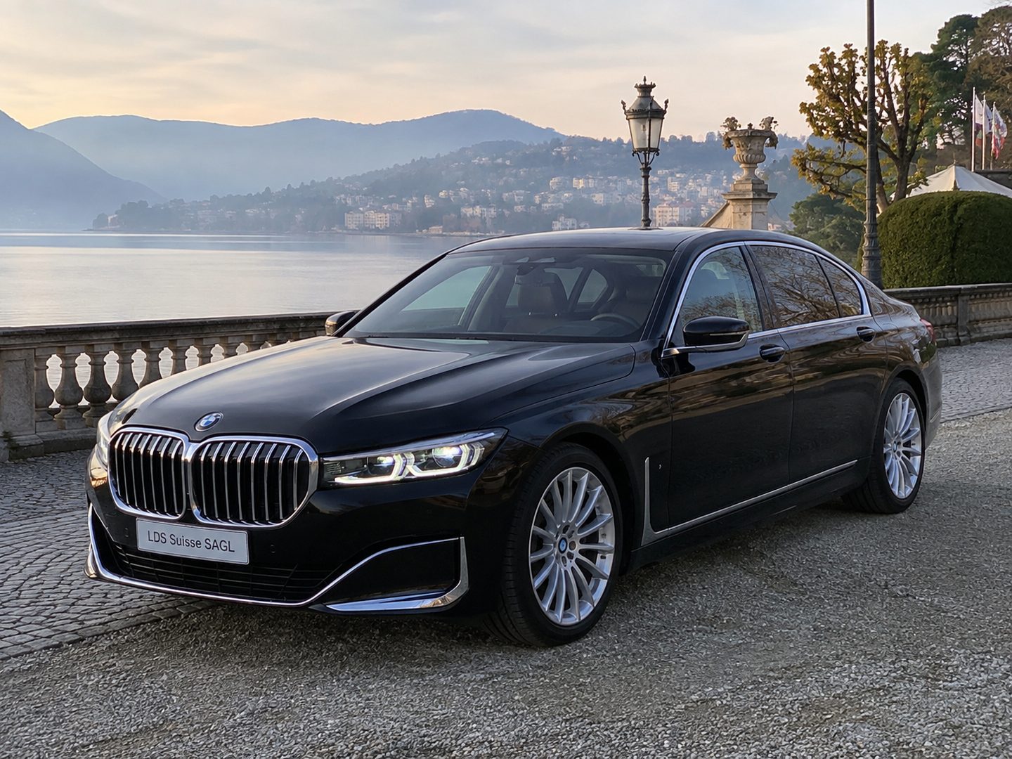 BMW Serie 7 sul lungolago, con le montagne sullo sfondo