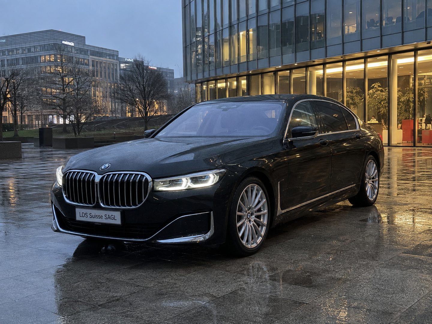 BMW Serie 7 ferma in un quartiere d&rsquo;uffici, la sera