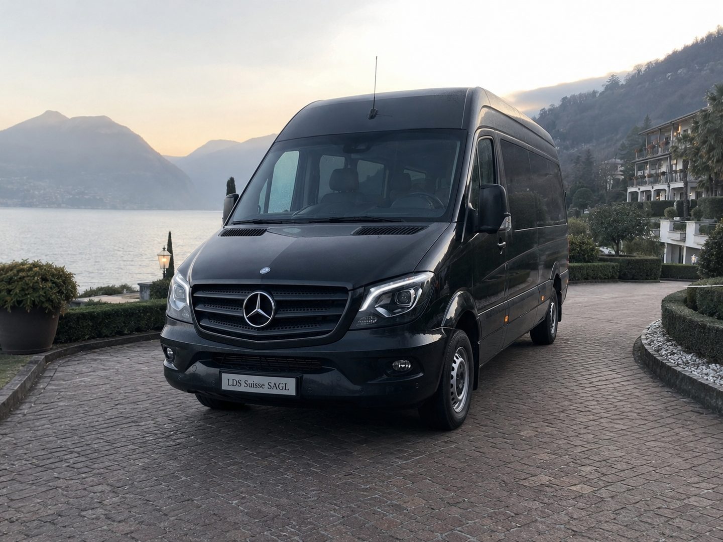 Mercedes Sprinter su una strada sul lago