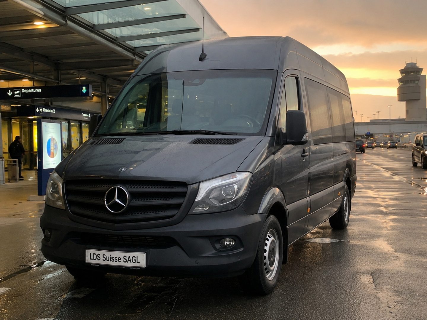 Mercedes Sprinter davanti al terminal, al tramonto
