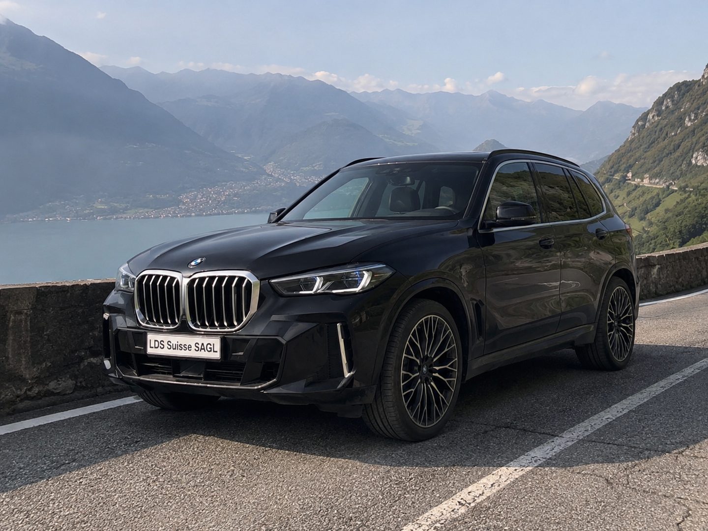 BMW X5 sulla strada che scende al lago